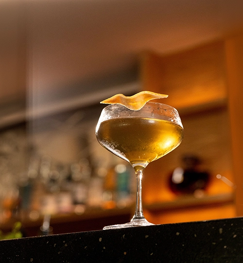 Rumber One cóctel con absenta y ron Matusalem Gran Reserva 15, licor de durazno y piel de toronja en copa coupé