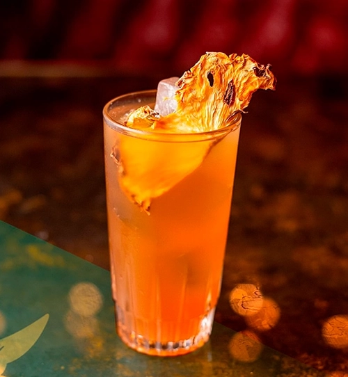 Classic Peachy, receta de cóctel peach con ron Matusalem Clásico, rebanadas de durazno y hielo en vaso highball