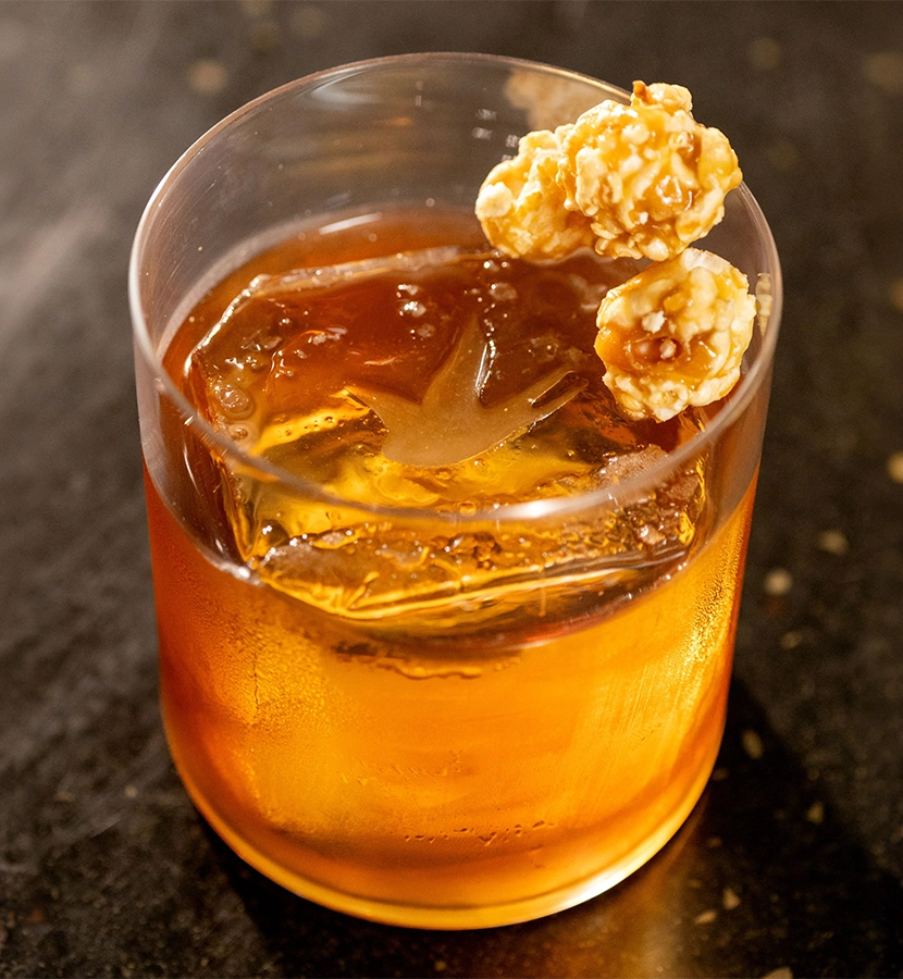 Dieciocho receta de cóctel con café con ron Matusalem Gran Reserva 18, caramelo y palomitas en vaso old fashioned