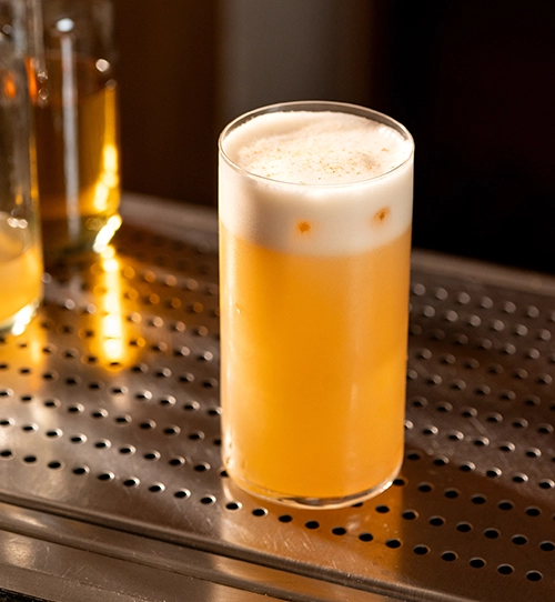 Receta de cóctel con plátano: Guagua con ron Matusalem Gran Reserva 15, espuma de aquafaba y licor de plátano en vaso highball