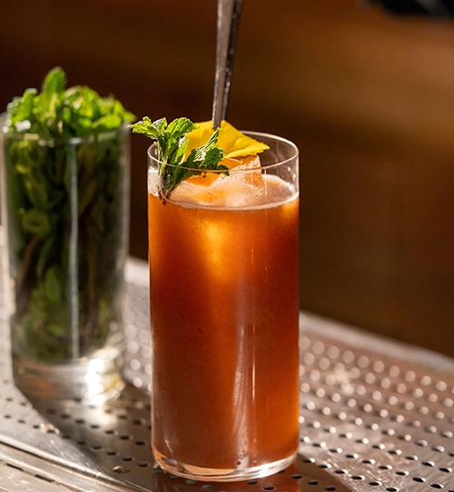 Isla Tamarindo, cóctel con tamarindo y ron Matusalem Gran Reserva 15, cítricos y hierbabuena en vaso highball