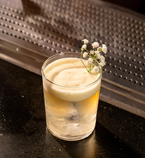 Receta de cóctel con mango cremoso: Mango Number Five con ron Matusalem Gran Reserva 15, milk wash de mango y espuma en vaso old fashioned