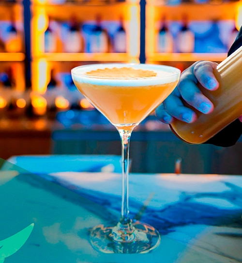 Nacional cóctel con ron Matusalem Gran Reserva 15, jugo de piña y espuma en copa de cóctel