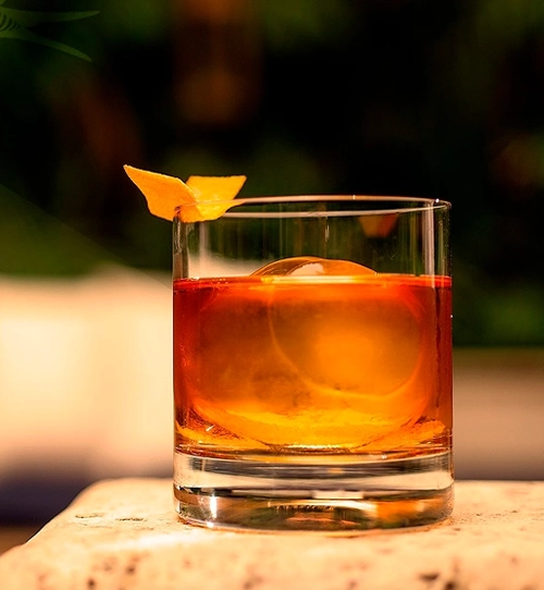 Bitter Rock cóctel elegante con ron añejo Matusalem Gran Reserva 18, hielo grande y twist de naranja en vaso old fashioned