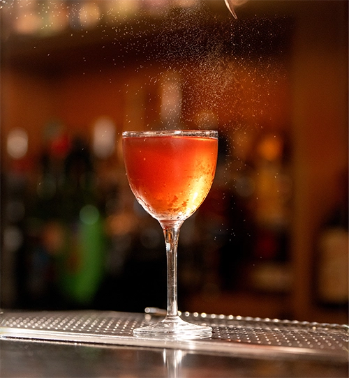 Buena combinación con ron Matusalem Gran Reserva 15, vermouth dulce y piel de toronja en copa coupé