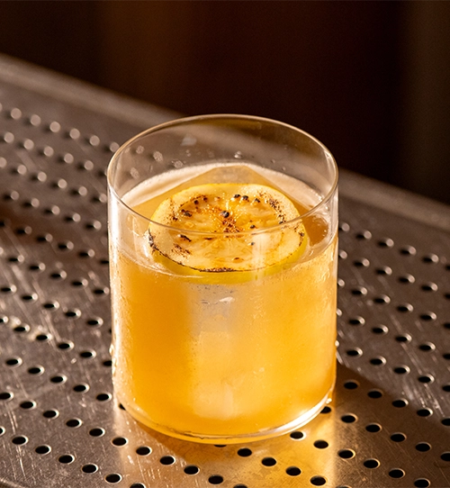 Guayami, receta de cóctel tropical con piña con ron Matusalem Gran Reserva 18, rodaja de guayaba flameada en vaso old fashioned